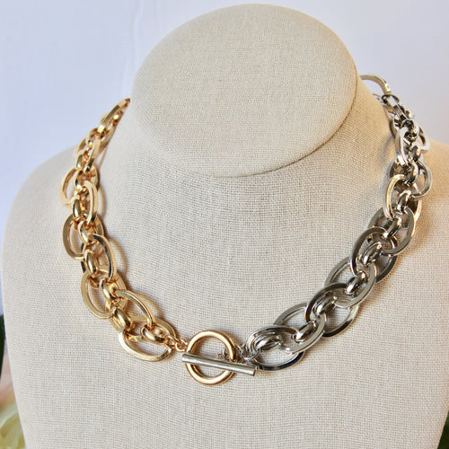 Twisted Chain Link Toggle Closure Necklace
